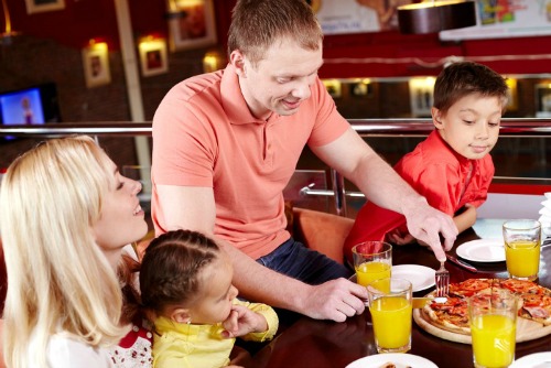 Restaurant Kalamazoo Kids Eat Free - family eating pizza