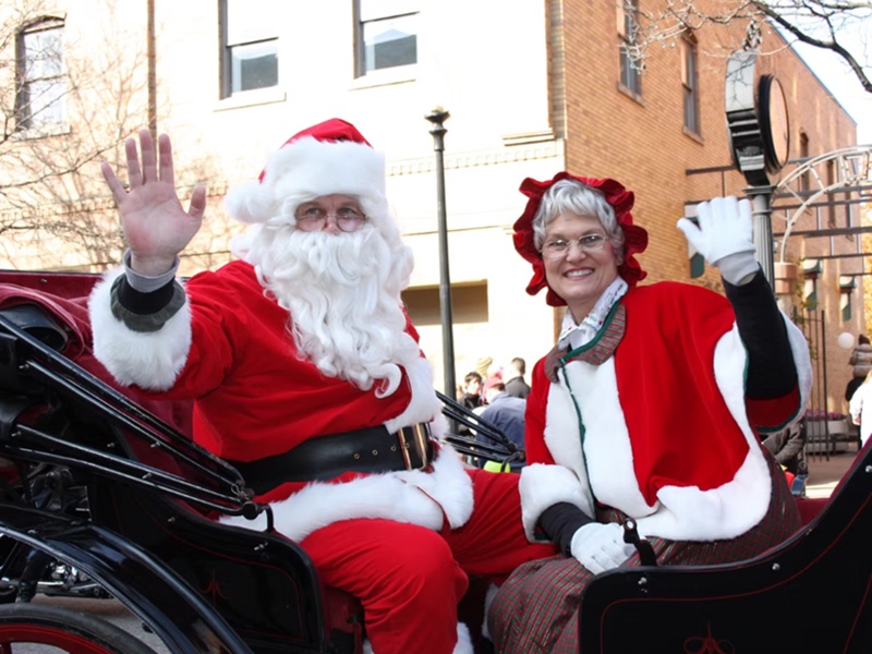 Kalamazoo Holiday Parade Santa And Mrs Claus